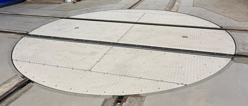 3-Widok-obrotnika-z-pełnym-poszyciem,-zlicowanego-z-poziomem-posadzki-hali